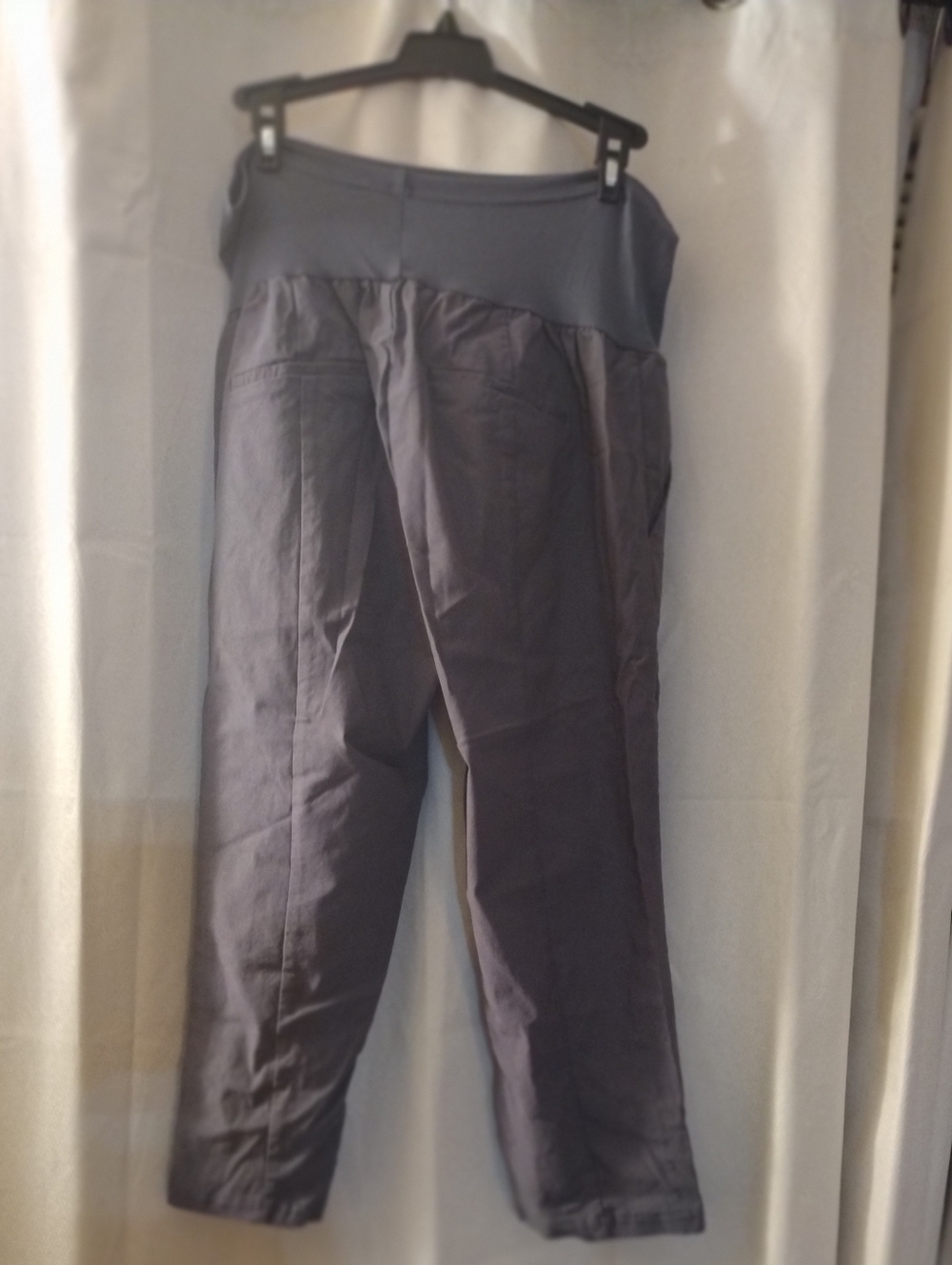 Women’s Pull-On Capris in Dark Gray